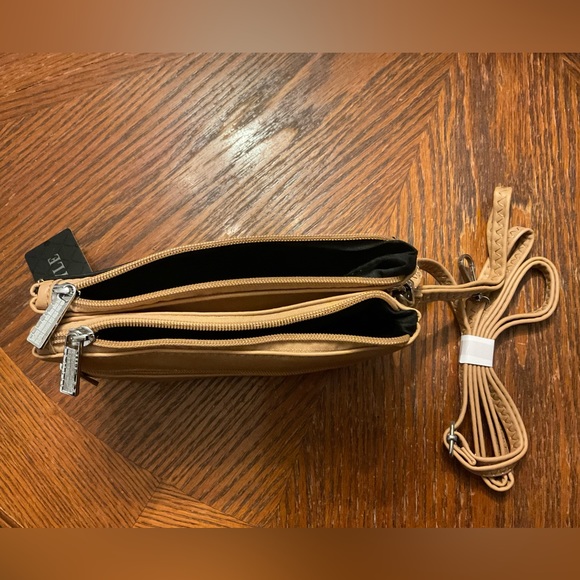 Nice Quilted Silver Hardware Wristlet Detachable Adjustable Strap Bag! - Picture 7 of 16